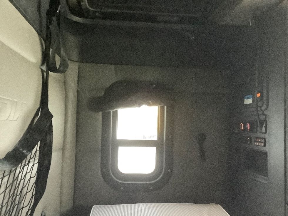 Sleeper Tractor-Heavy Duty Tractors-Freightliner-2022-T12664ST-Winnipeg-MB-813,506\n\t\tkm-$ 82,750 - Image 18