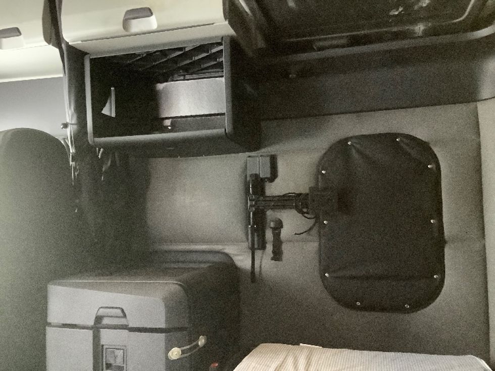 Sleeper Tractor-Heavy Duty Tractors-Freightliner-2022-T12664ST-Winnipeg-MB-813,506\n\t\tkm-$ 82,750 - Image 19