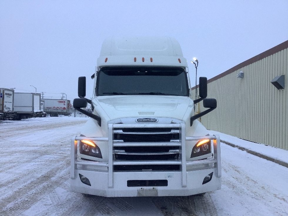 Sleeper Tractor-Heavy Duty Tractors-Freightliner-2022-T12664ST-Winnipeg-MB-813,506\n\t\tkm-$ 82,750 - Image 2