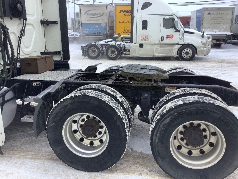Sleeper Tractor-Heavy Duty Tractors-Freightliner-2022-T12664ST-Winnipeg-MB-813,506\n\t\tkm-$ 82,750 - Image 22