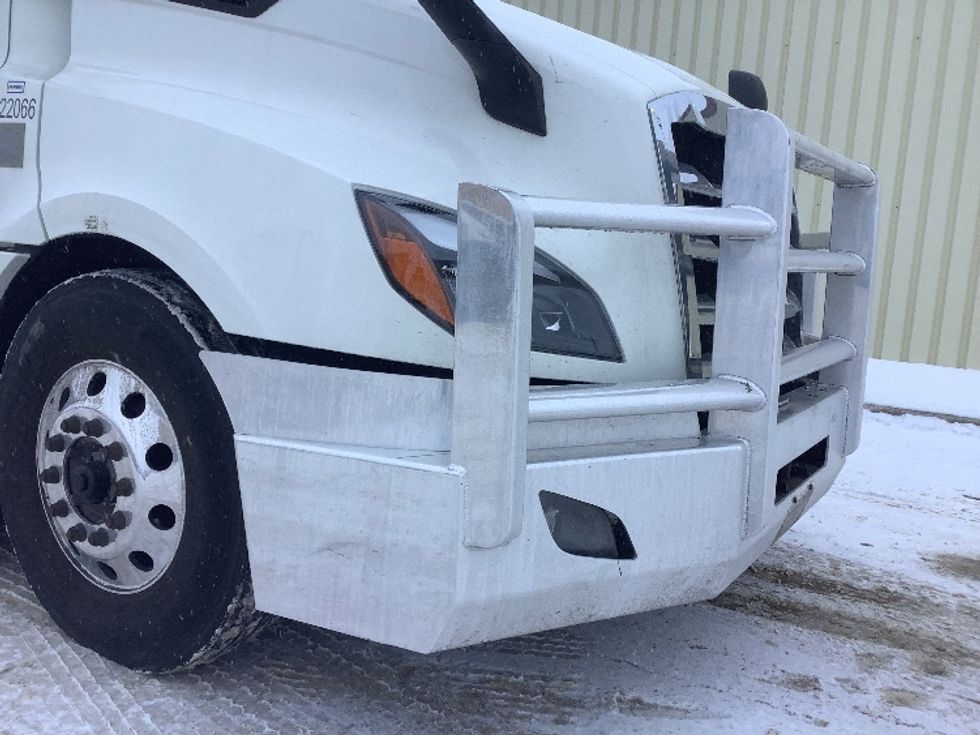 Sleeper Tractor-Heavy Duty Tractors-Freightliner-2022-T12664ST-Winnipeg-MB-813,506\n\t\tkm-$ 82,750 - Image 24