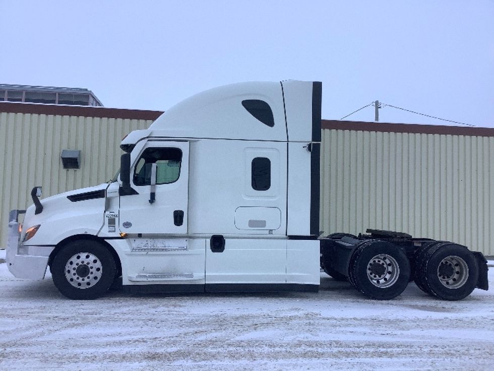 Sleeper Tractor-Heavy Duty Tractors-Freightliner-2022-T12664ST-Winnipeg-MB-813,506\n\t\tkm-$ 82,750 - Image 4