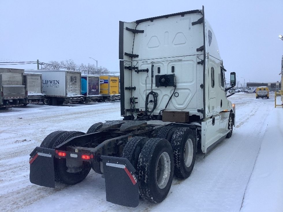 Sleeper Tractor-Heavy Duty Tractors-Freightliner-2022-T12664ST-Winnipeg-MB-813,506\n\t\tkm-$ 82,750 - Image 7