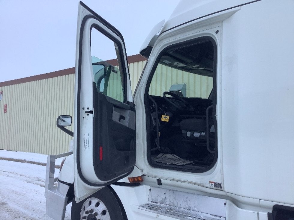 Sleeper Tractor-Heavy Duty Tractors-Freightliner-2022-T12664ST-Winnipeg-MB-813,506\n\t\tkm-$ 82,750 - Image 9