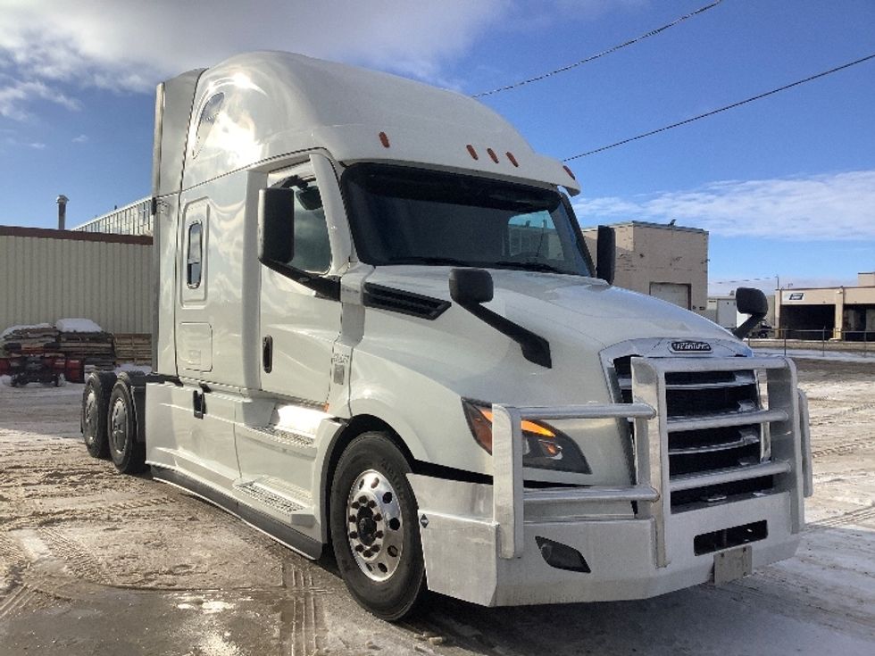 Sleeper Tractor-Heavy Duty Tractors-Freightliner-2022-T12664ST-Winnipeg-MB-814,469\n\t\tkm-$ 82,750 - Image 1