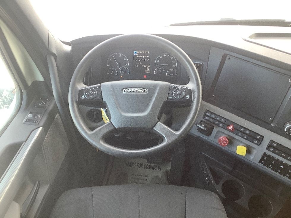 Sleeper Tractor-Heavy Duty Tractors-Freightliner-2022-T12664ST-Winnipeg-MB-814,469\n\t\tkm-$ 82,750 - Image 11