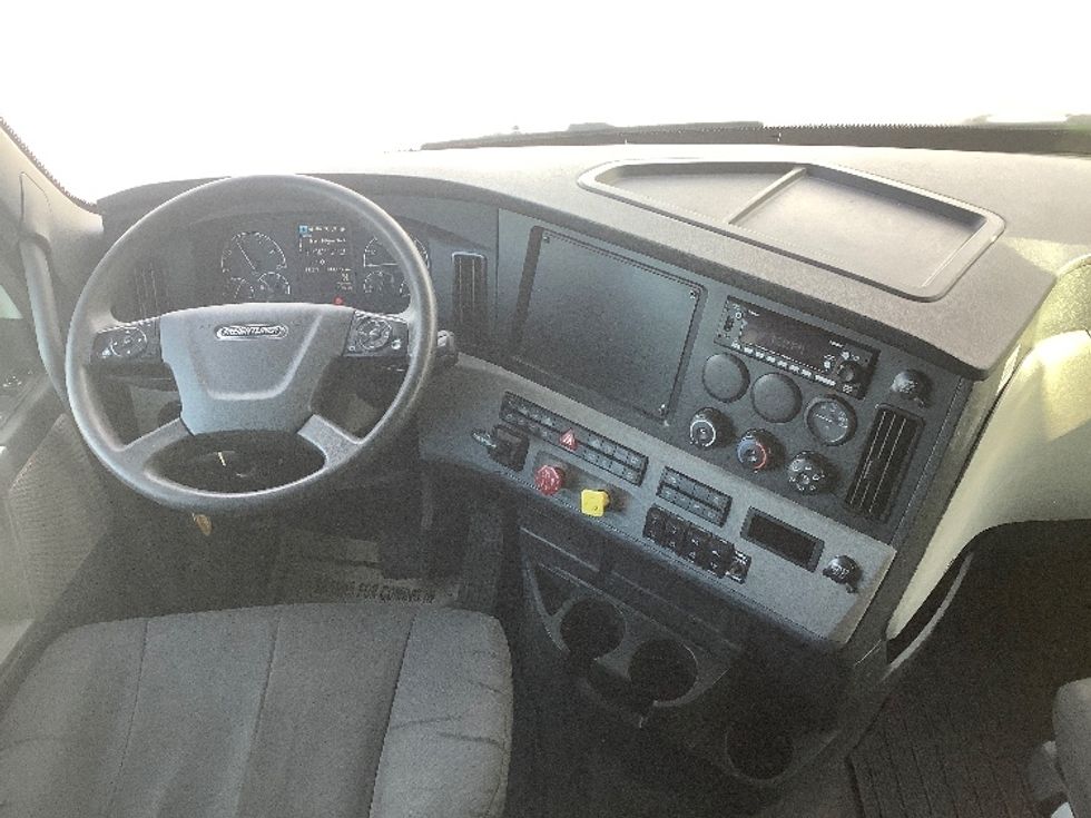 Sleeper Tractor-Heavy Duty Tractors-Freightliner-2022-T12664ST-Winnipeg-MB-814,469\n\t\tkm-$ 82,750 - Image 12