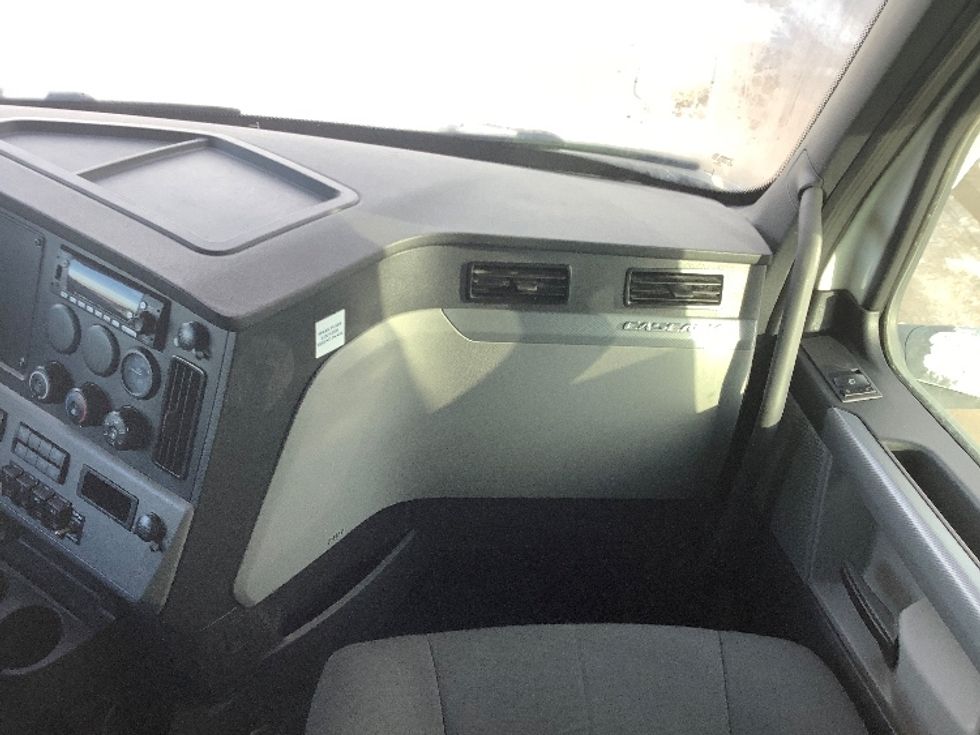 Sleeper Tractor-Heavy Duty Tractors-Freightliner-2022-T12664ST-Winnipeg-MB-814,469\n\t\tkm-$ 82,750 - Image 14