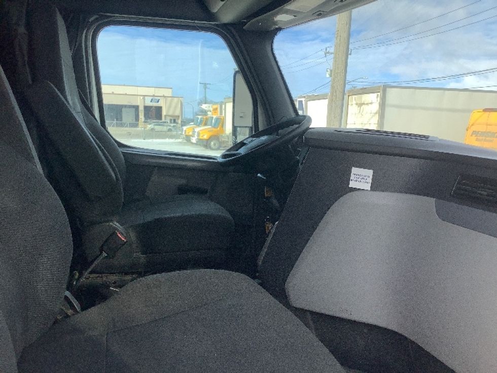 Sleeper Tractor-Heavy Duty Tractors-Freightliner-2022-T12664ST-Winnipeg-MB-814,469\n\t\tkm-$ 82,750 - Image 15