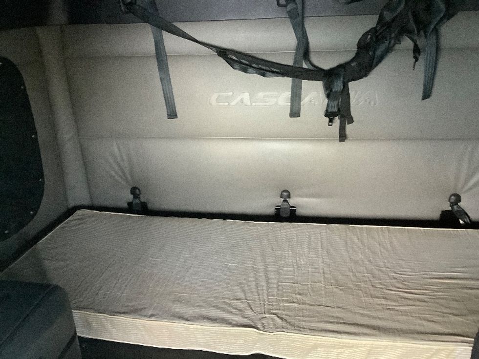 Sleeper Tractor-Heavy Duty Tractors-Freightliner-2022-T12664ST-Winnipeg-MB-814,469\n\t\tkm-$ 82,750 - Image 16