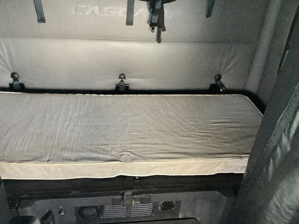 Sleeper Tractor-Heavy Duty Tractors-Freightliner-2022-T12664ST-Winnipeg-MB-814,469\n\t\tkm-$ 82,750 - Image 17