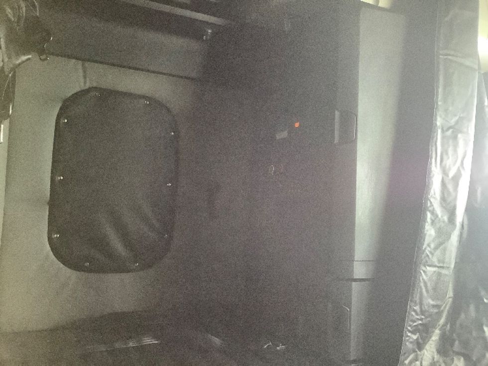 Sleeper Tractor-Heavy Duty Tractors-Freightliner-2022-T12664ST-Winnipeg-MB-814,469\n\t\tkm-$ 82,750 - Image 18