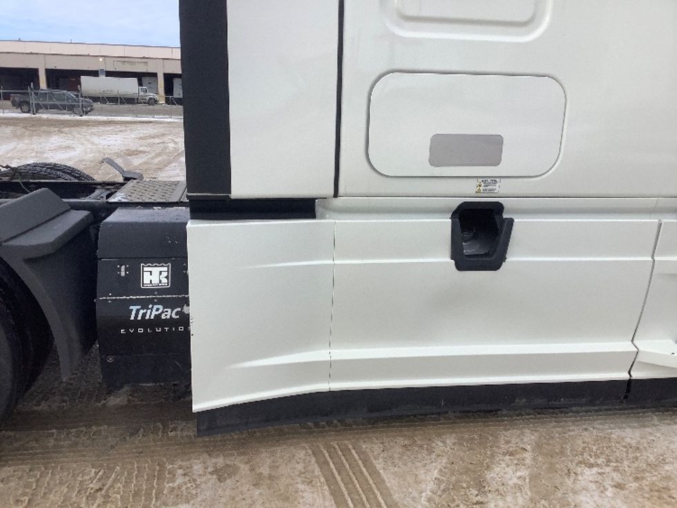 Sleeper Tractor-Heavy Duty Tractors-Freightliner-2022-T12664ST-Winnipeg-MB-814,469\n\t\tkm-$ 82,750 - Image 24