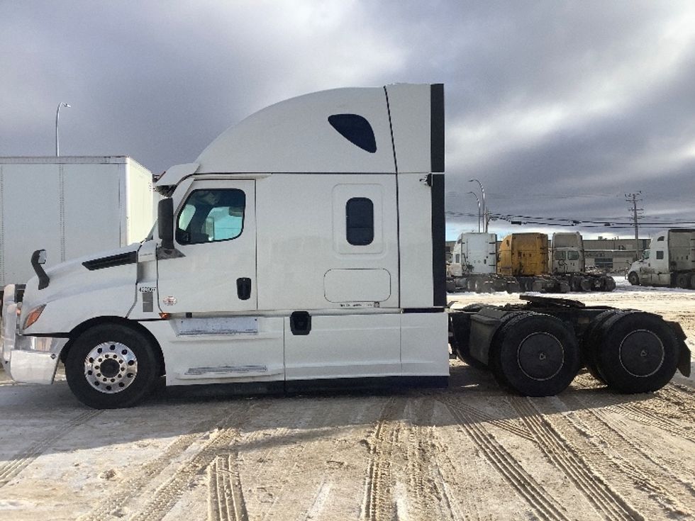 Sleeper Tractor-Heavy Duty Tractors-Freightliner-2022-T12664ST-Winnipeg-MB-814,469\n\t\tkm-$ 82,750 - Image 4