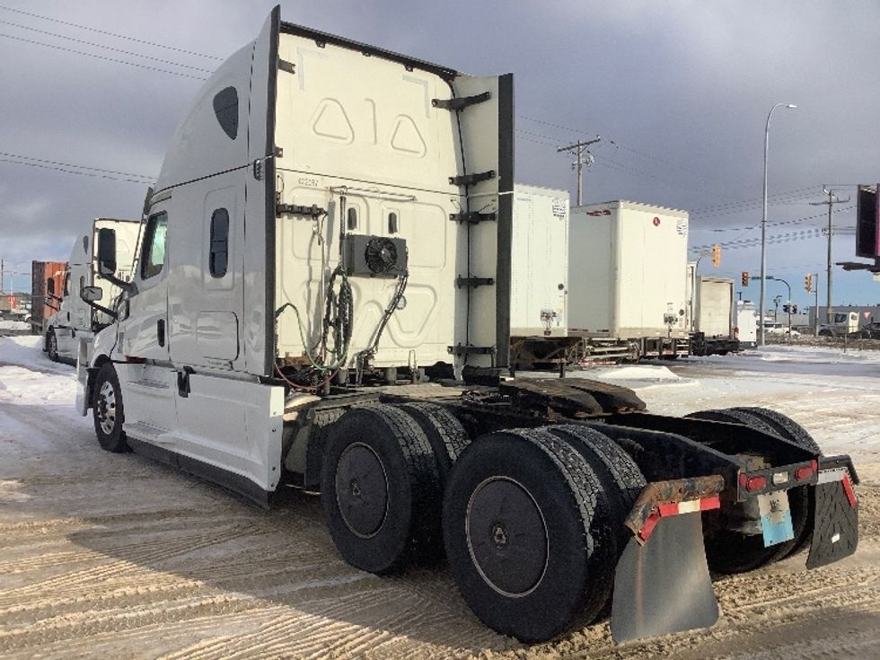 Sleeper Tractor-Heavy Duty Tractors-Freightliner-2022-T12664ST-Winnipeg-MB-814,469\n\t\tkm-$ 82,750 - Image 5