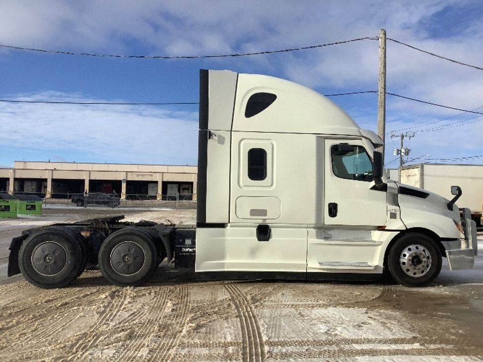 Sleeper Tractor-Heavy Duty Tractors-Freightliner-2022-T12664ST-Winnipeg-MB-814,469\n\t\tkm-$ 82,750 - Image 8