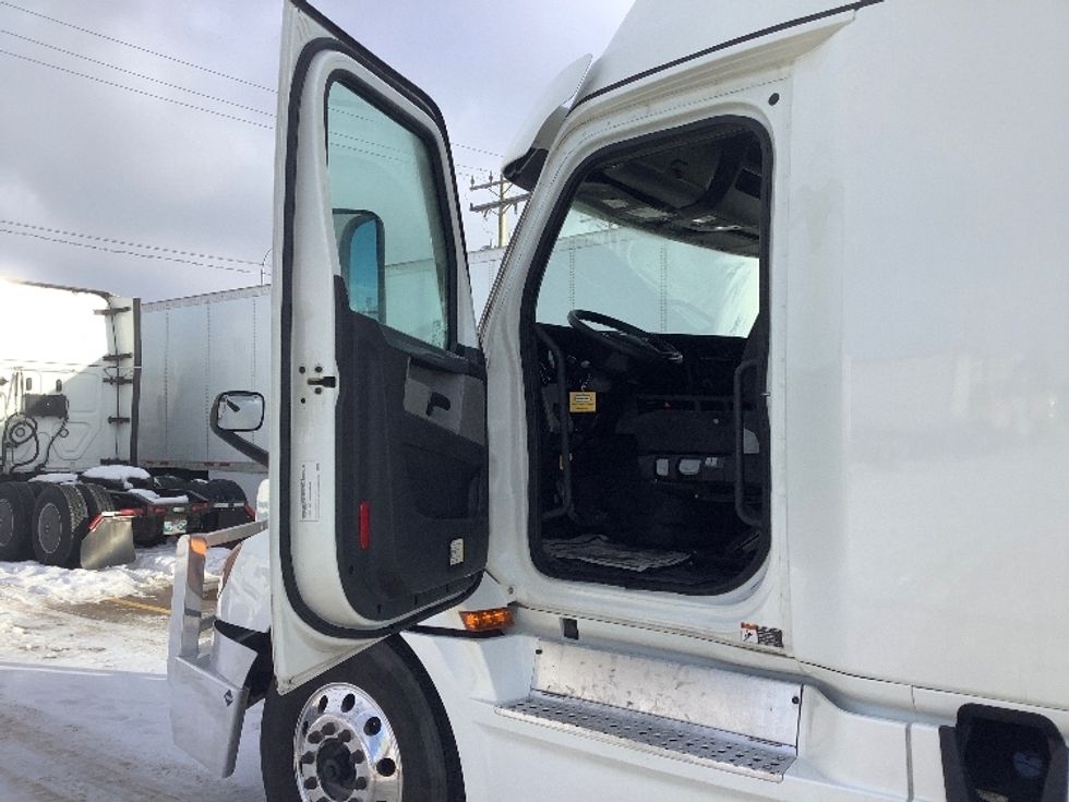 Sleeper Tractor-Heavy Duty Tractors-Freightliner-2022-T12664ST-Winnipeg-MB-814,469\n\t\tkm-$ 82,750 - Image 9