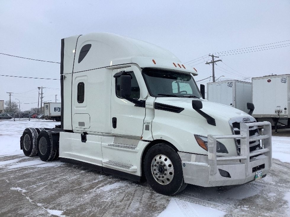 Sleeper Tractor-Heavy Duty Tractors-Freightliner-2022-T12664ST-Winnipeg-MB-851,428\n\t\tkm-$ 89,500 - Image 1