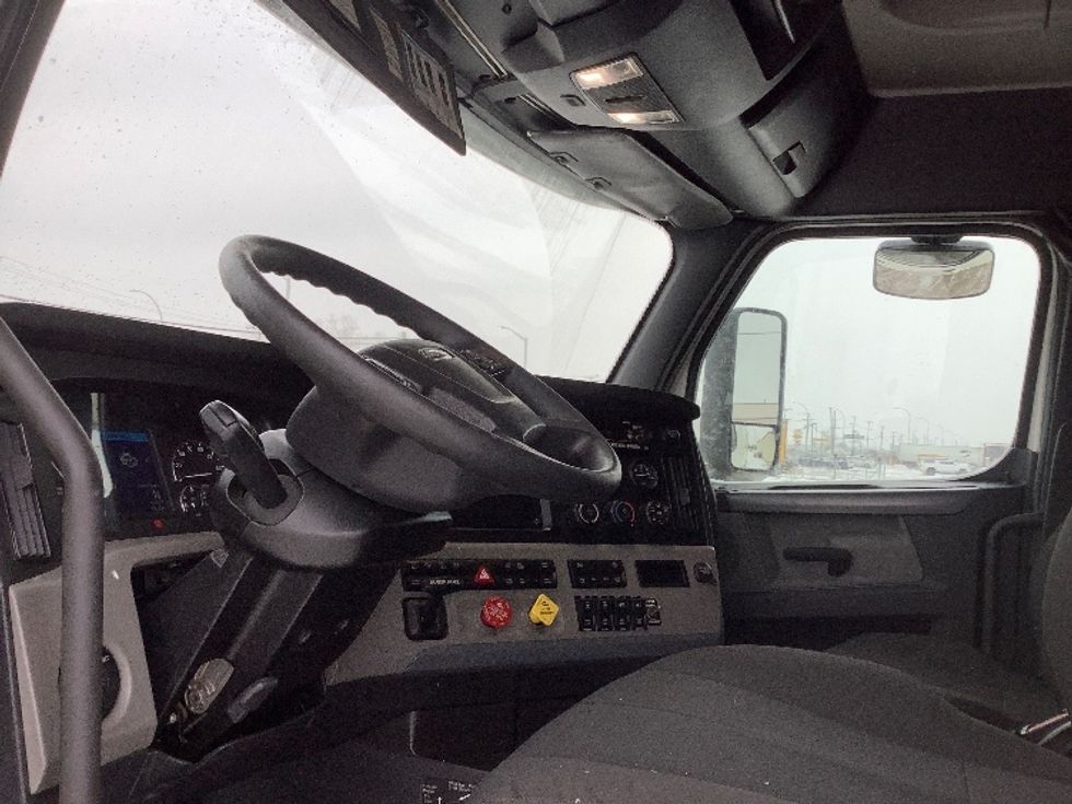Sleeper Tractor-Heavy Duty Tractors-Freightliner-2022-T12664ST-Winnipeg-MB-851,428\n\t\tkm-$ 89,500 - Image 10