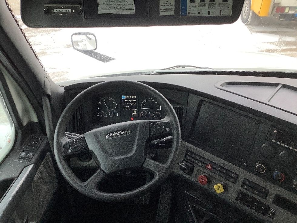 Sleeper Tractor-Heavy Duty Tractors-Freightliner-2022-T12664ST-Winnipeg-MB-851,428\n\t\tkm-$ 89,500 - Image 11