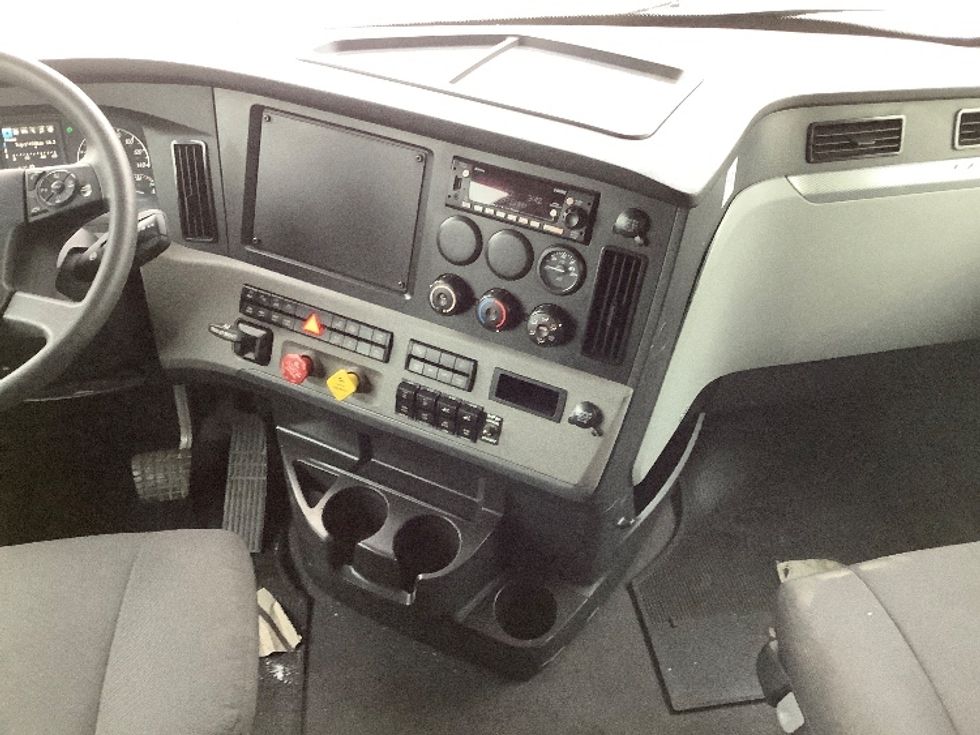 Sleeper Tractor-Heavy Duty Tractors-Freightliner-2022-T12664ST-Winnipeg-MB-851,428\n\t\tkm-$ 89,500 - Image 12