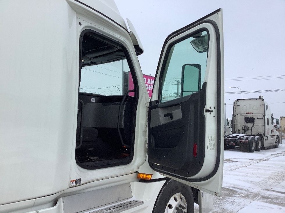 Sleeper Tractor-Heavy Duty Tractors-Freightliner-2022-T12664ST-Winnipeg-MB-851,428\n\t\tkm-$ 89,500 - Image 13