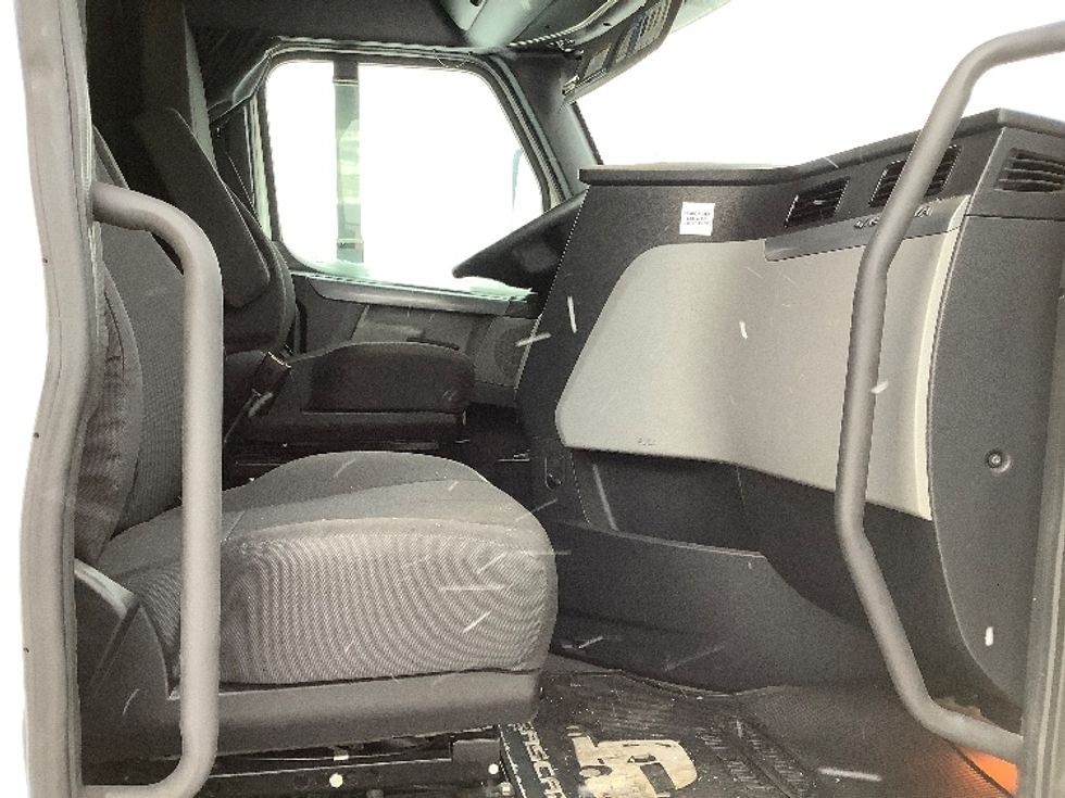 Sleeper Tractor-Heavy Duty Tractors-Freightliner-2022-T12664ST-Winnipeg-MB-851,428\n\t\tkm-$ 89,500 - Image 15