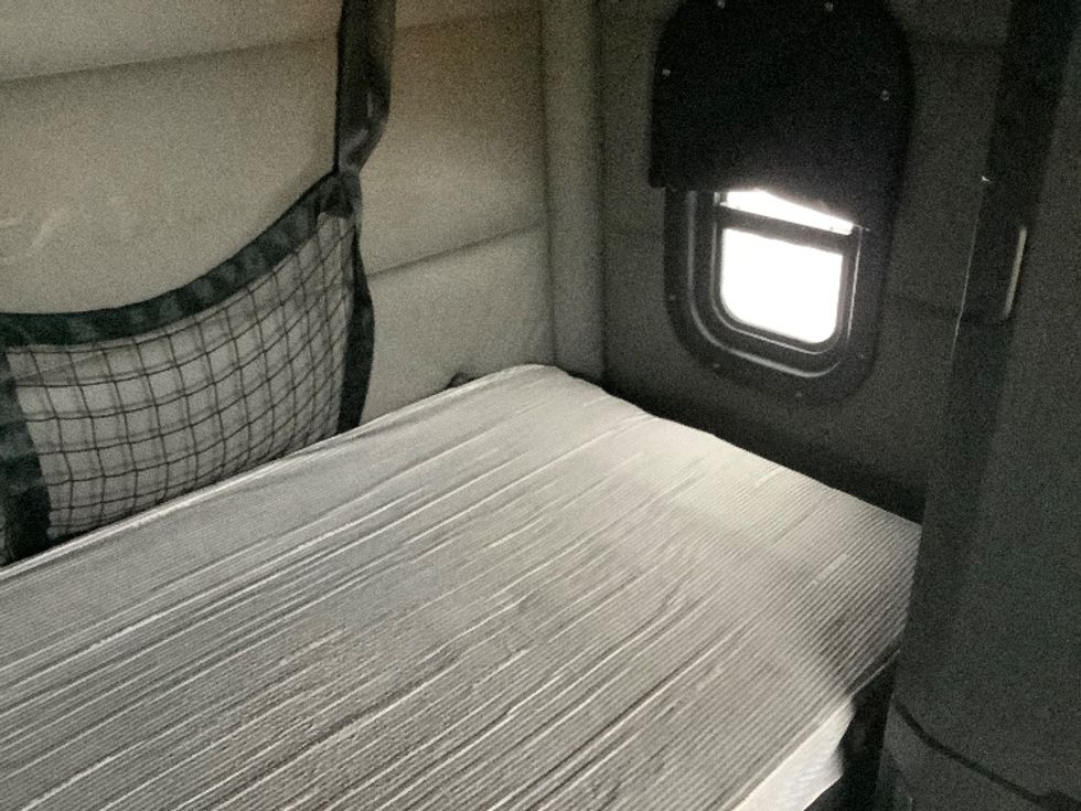 Sleeper Tractor-Heavy Duty Tractors-Freightliner-2022-T12664ST-Winnipeg-MB-851,428\n\t\tkm-$ 89,500 - Image 17