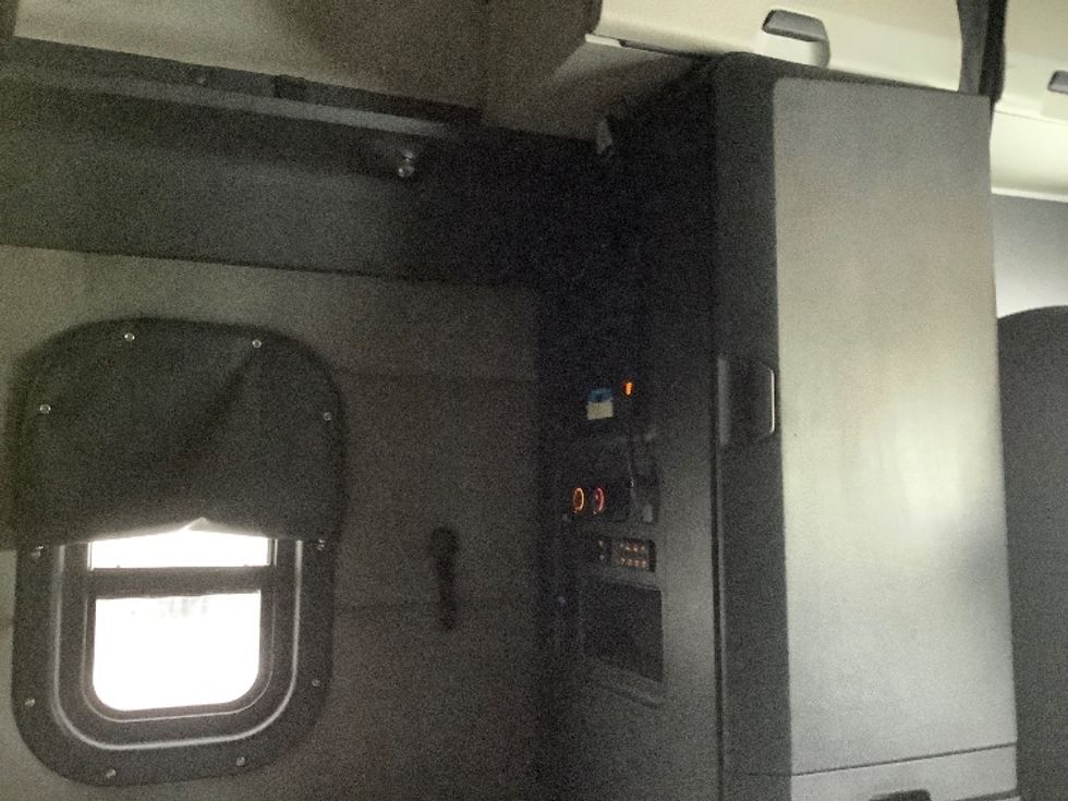 Sleeper Tractor-Heavy Duty Tractors-Freightliner-2022-T12664ST-Winnipeg-MB-851,428\n\t\tkm-$ 89,500 - Image 18