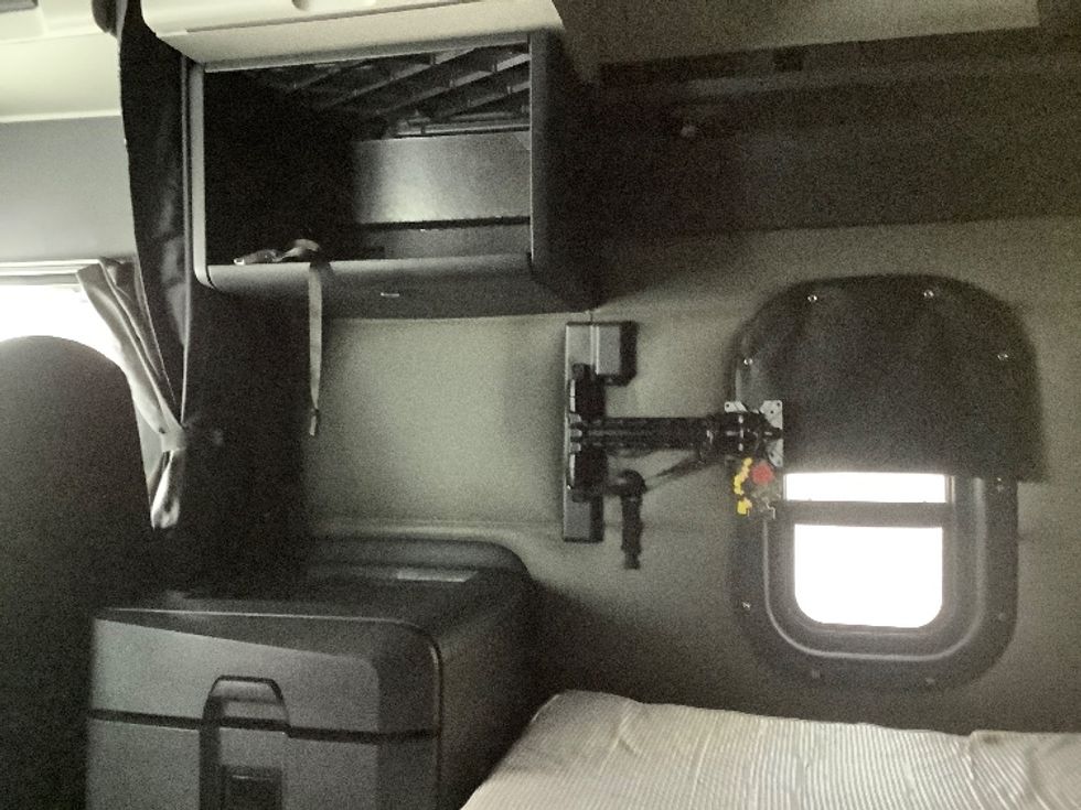 Sleeper Tractor-Heavy Duty Tractors-Freightliner-2022-T12664ST-Winnipeg-MB-851,428\n\t\tkm-$ 89,500 - Image 19