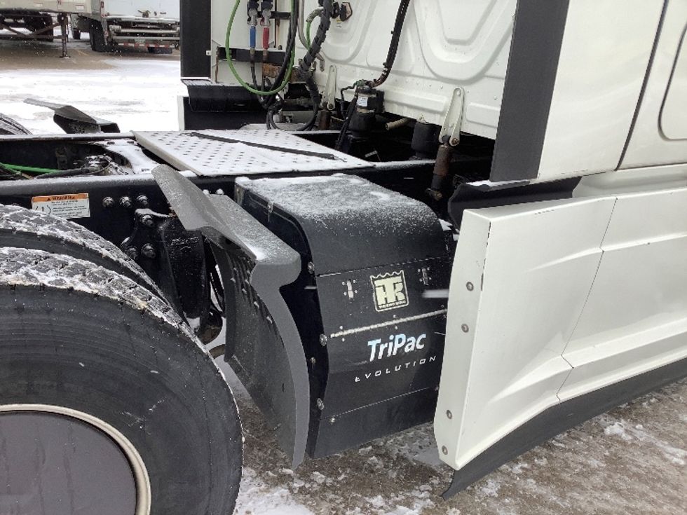 Sleeper Tractor-Heavy Duty Tractors-Freightliner-2022-T12664ST-Winnipeg-MB-851,428\n\t\tkm-$ 89,500 - Image 24