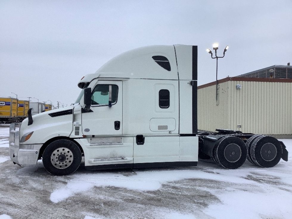 Sleeper Tractor-Heavy Duty Tractors-Freightliner-2022-T12664ST-Winnipeg-MB-851,428\n\t\tkm-$ 89,500 - Image 4