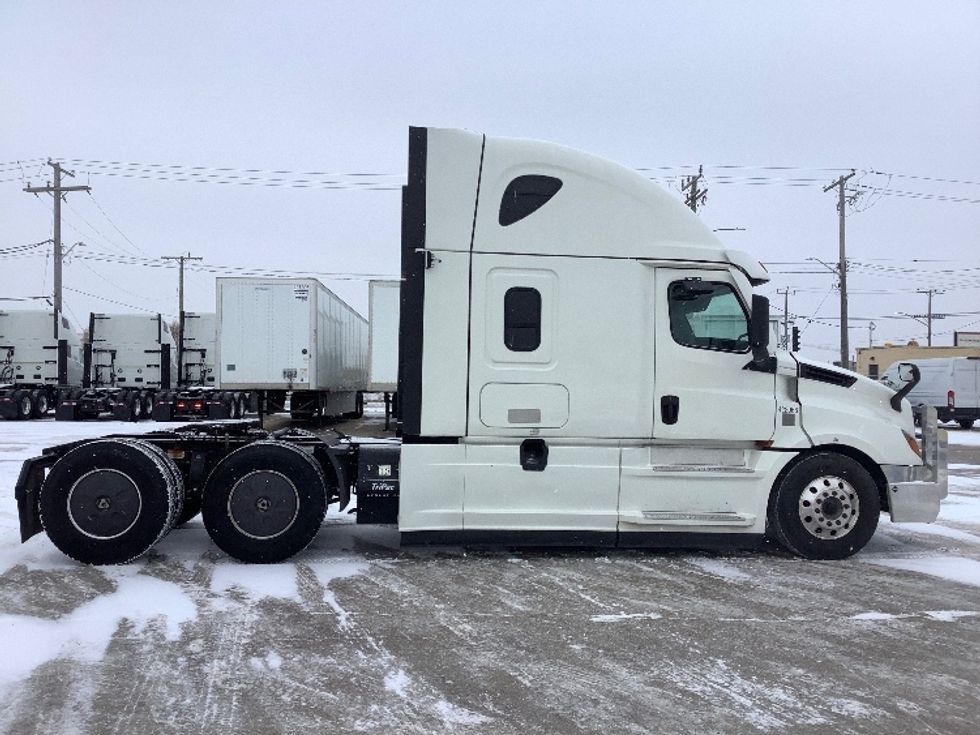 Sleeper Tractor-Heavy Duty Tractors-Freightliner-2022-T12664ST-Winnipeg-MB-851,428\n\t\tkm-$ 89,500 - Image 8
