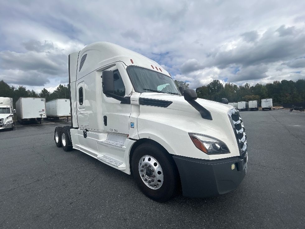 Sleeper Tractor-Heavy Duty Tractors-Freightliner-2022-T12664ST-Winston Salem-NC-426,424\n\t\tmiles-$ 80,250 - Image 1