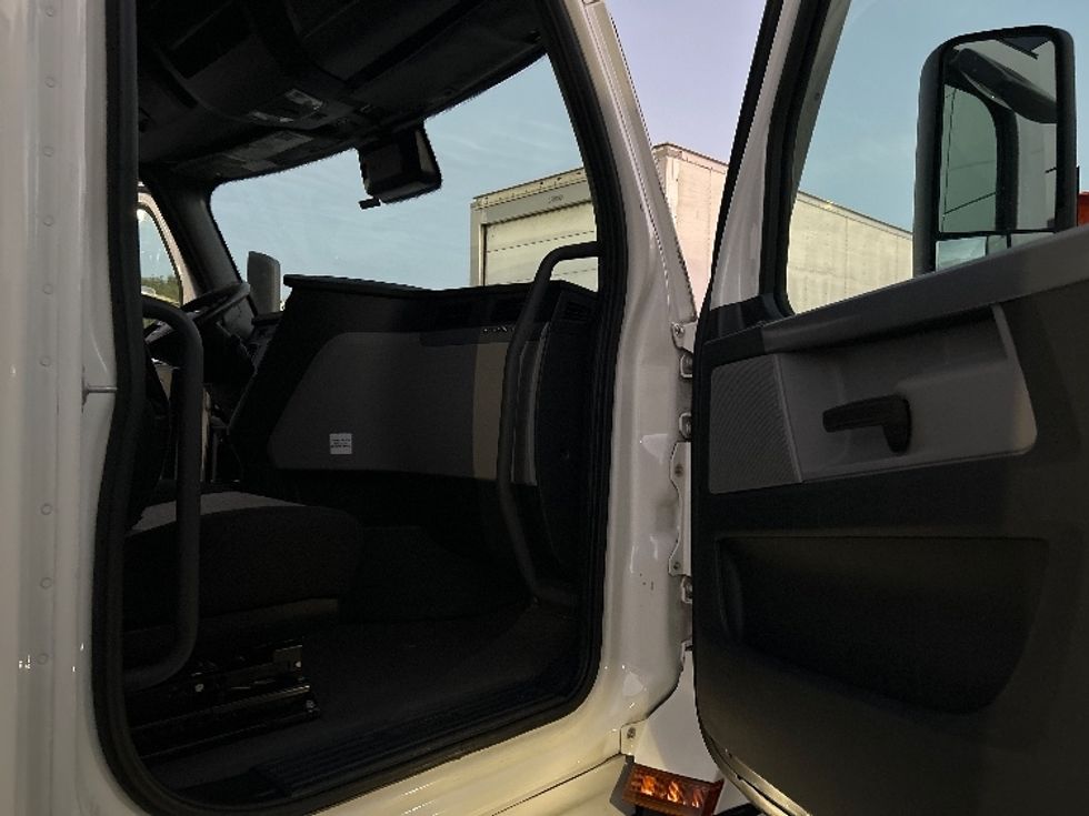 Sleeper Tractor-Heavy Duty Tractors-Freightliner-2022-T12664ST-Winston Salem-NC-426,424\n\t\tmiles-$ 80,250 - Image 13