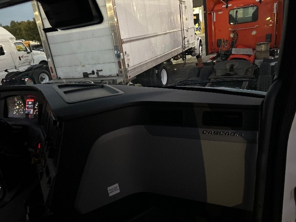 Sleeper Tractor-Heavy Duty Tractors-Freightliner-2022-T12664ST-Winston Salem-NC-426,424\n\t\tmiles-$ 80,250 - Image 14