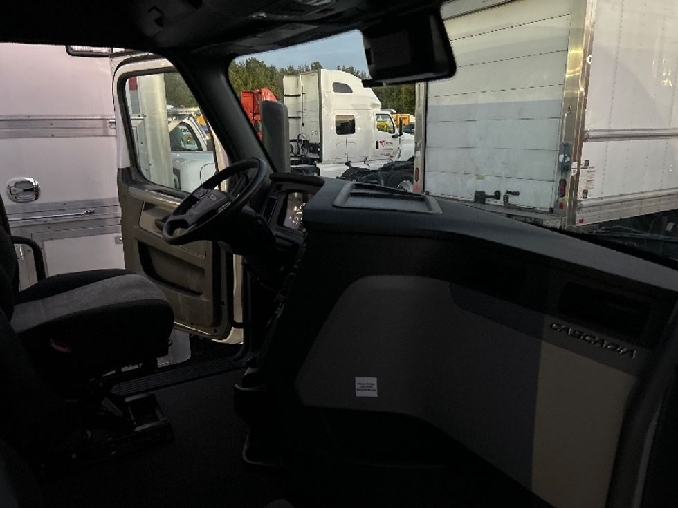 Sleeper Tractor-Heavy Duty Tractors-Freightliner-2022-T12664ST-Winston Salem-NC-426,424\n\t\tmiles-$ 80,250 - Image 15