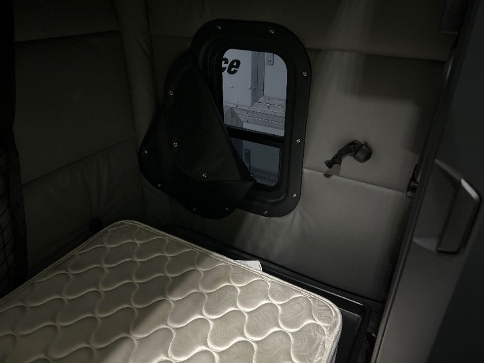 Sleeper Tractor-Heavy Duty Tractors-Freightliner-2022-T12664ST-Winston Salem-NC-426,424\n\t\tmiles-$ 80,250 - Image 18