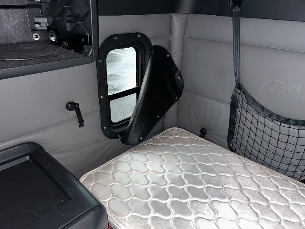 Sleeper Tractor-Heavy Duty Tractors-Freightliner-2022-T12664ST-Winston Salem-NC-426,424\n\t\tmiles-$ 80,250 - Image 19