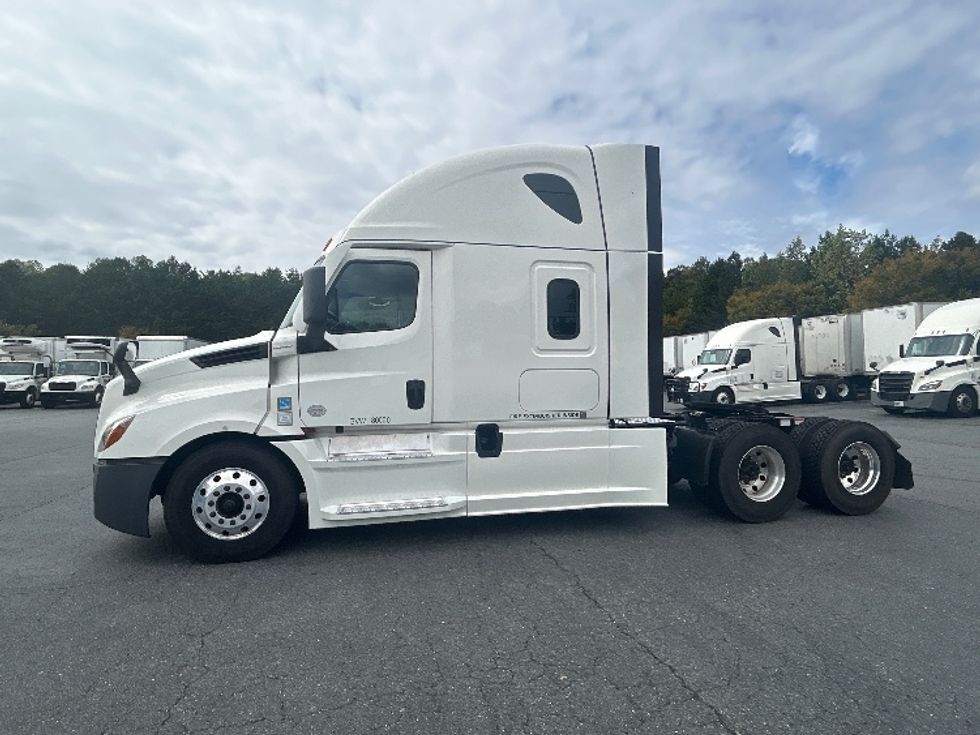 Sleeper Tractor-Heavy Duty Tractors-Freightliner-2022-T12664ST-Winston Salem-NC-426,424\n\t\tmiles-$ 80,250 - Image 4