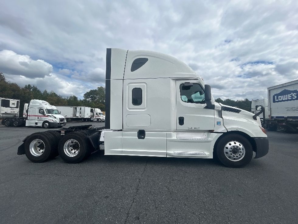 Sleeper Tractor-Heavy Duty Tractors-Freightliner-2022-T12664ST-Winston Salem-NC-426,424\n\t\tmiles-$ 80,250 - Image 8