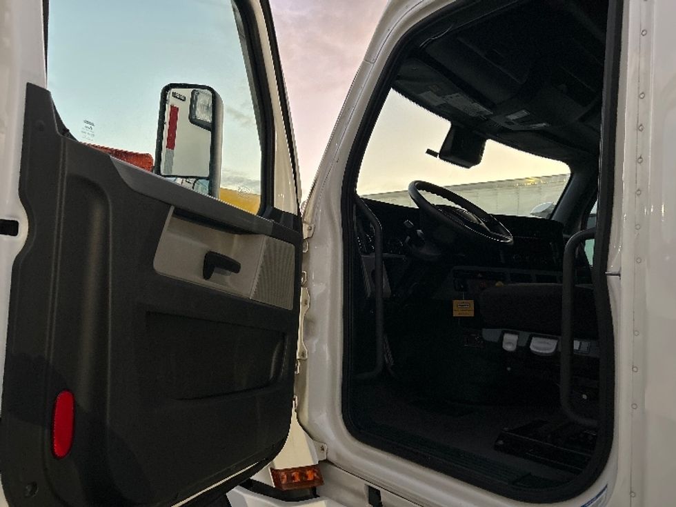 Sleeper Tractor-Heavy Duty Tractors-Freightliner-2022-T12664ST-Winston Salem-NC-426,424\n\t\tmiles-$ 80,250 - Image 9