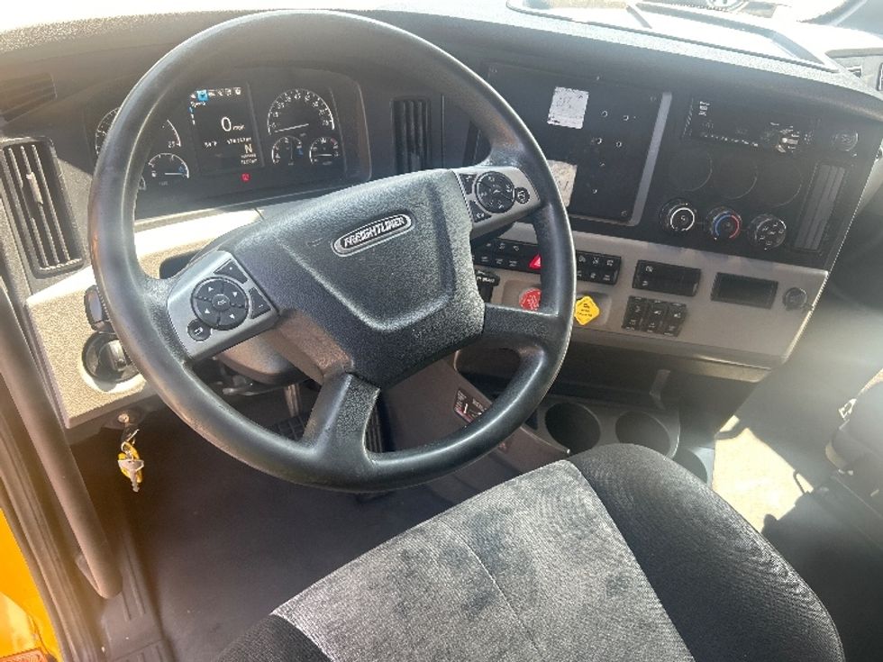 Sleeper Tractor-Heavy Duty Tractors-Freightliner-2022-T12664ST-Wixom-MI-474,966\n\t\tmiles-$ 74,250 - Image 10