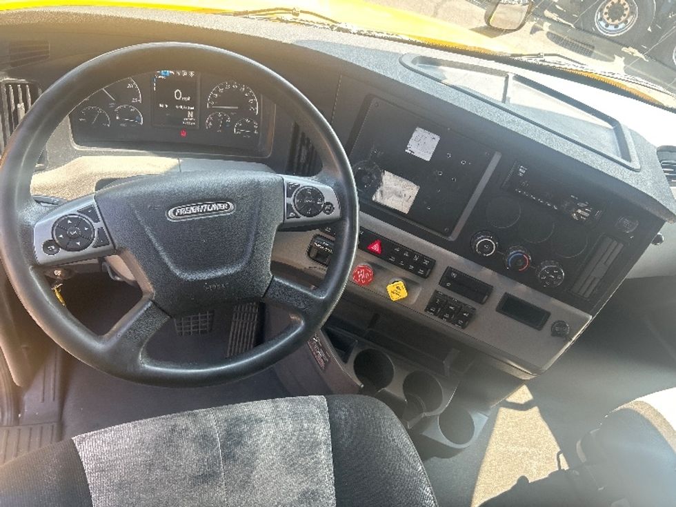 Sleeper Tractor-Heavy Duty Tractors-Freightliner-2022-T12664ST-Wixom-MI-474,966\n\t\tmiles-$ 74,250 - Image 11