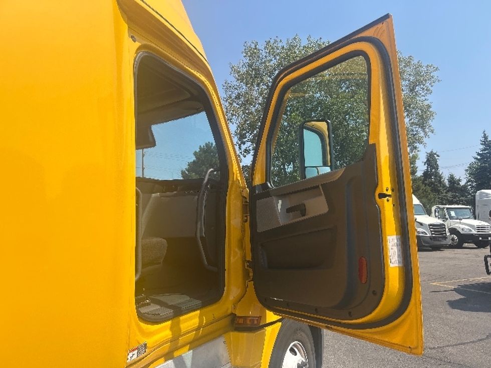 Sleeper Tractor-Heavy Duty Tractors-Freightliner-2022-T12664ST-Wixom-MI-474,966\n\t\tmiles-$ 74,250 - Image 13