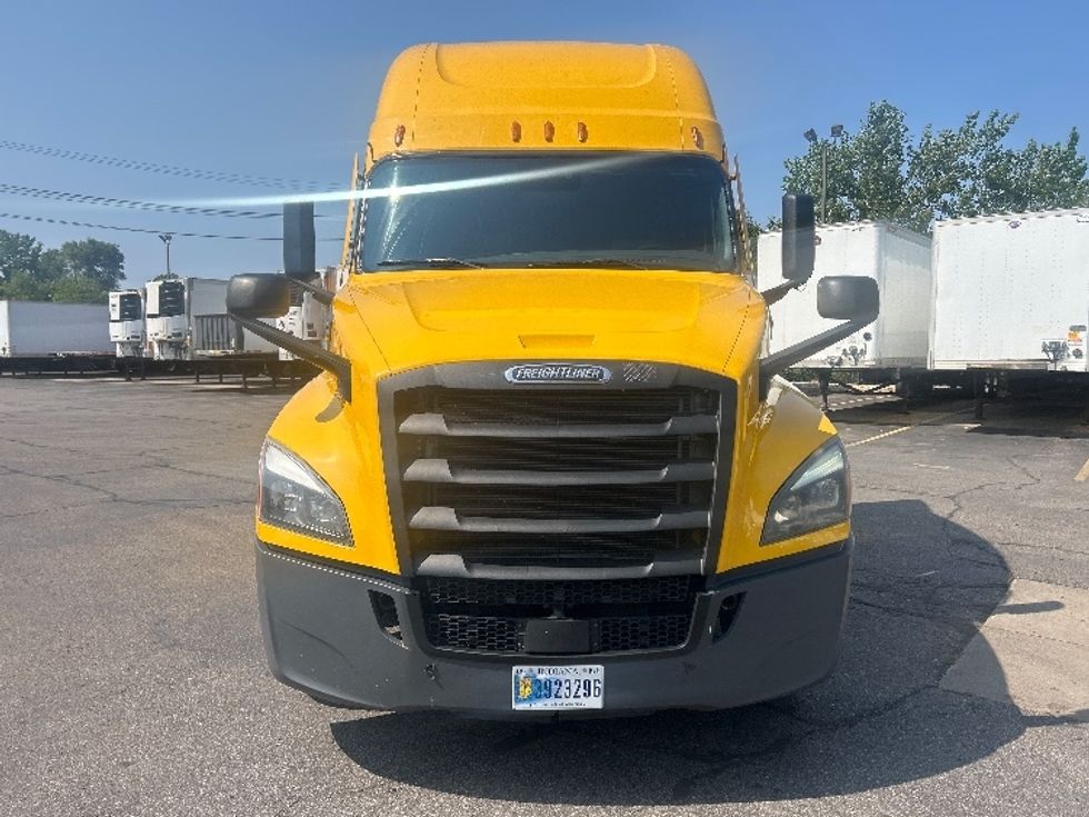 Sleeper Tractor-Heavy Duty Tractors-Freightliner-2022-T12664ST-Wixom-MI-474,966\n\t\tmiles-$ 74,250 - Image 2