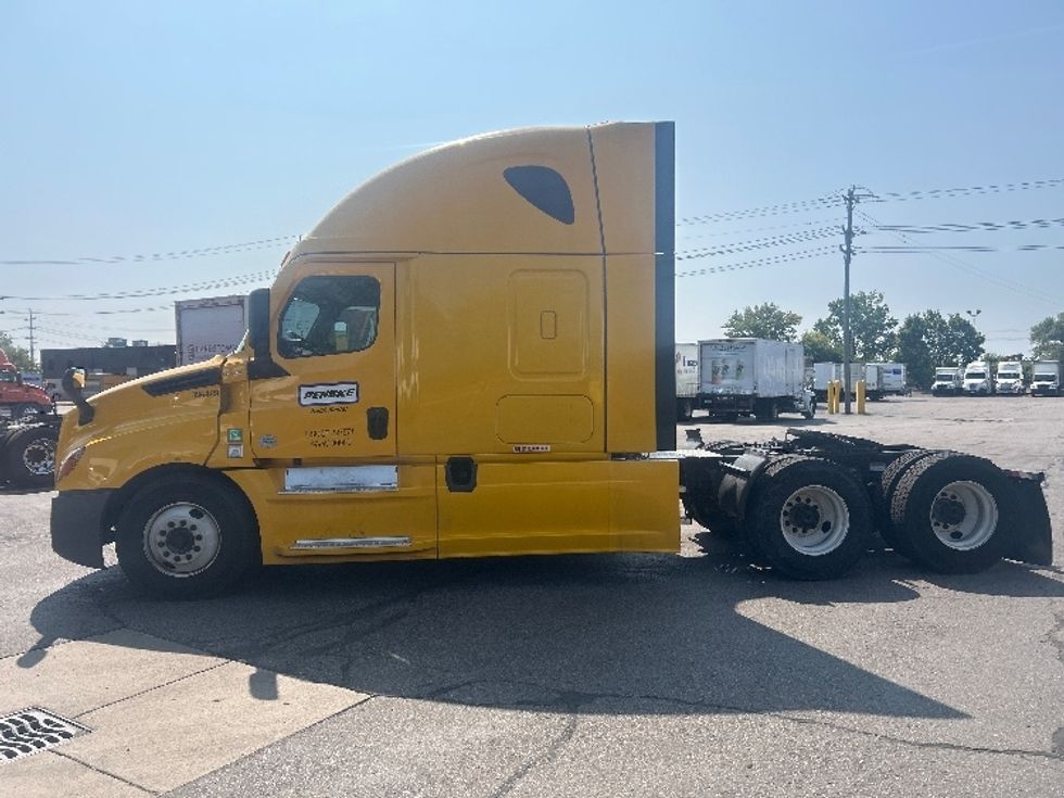 Sleeper Tractor-Heavy Duty Tractors-Freightliner-2022-T12664ST-Wixom-MI-474,966\n\t\tmiles-$ 74,250 - Image 4