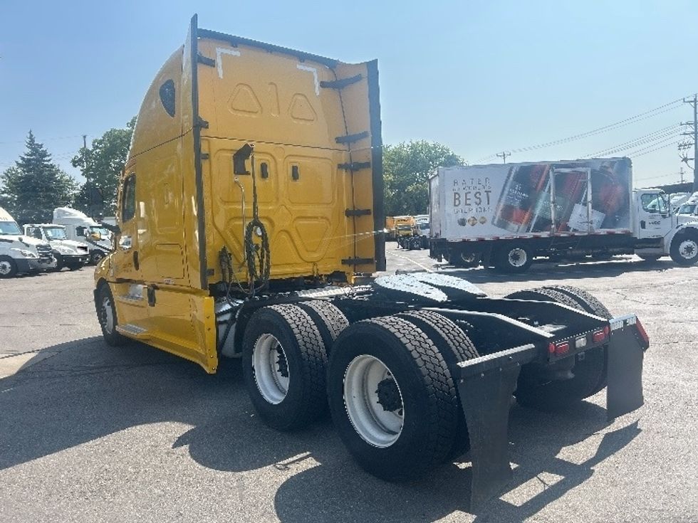 Sleeper Tractor-Heavy Duty Tractors-Freightliner-2022-T12664ST-Wixom-MI-474,966\n\t\tmiles-$ 74,250 - Image 5