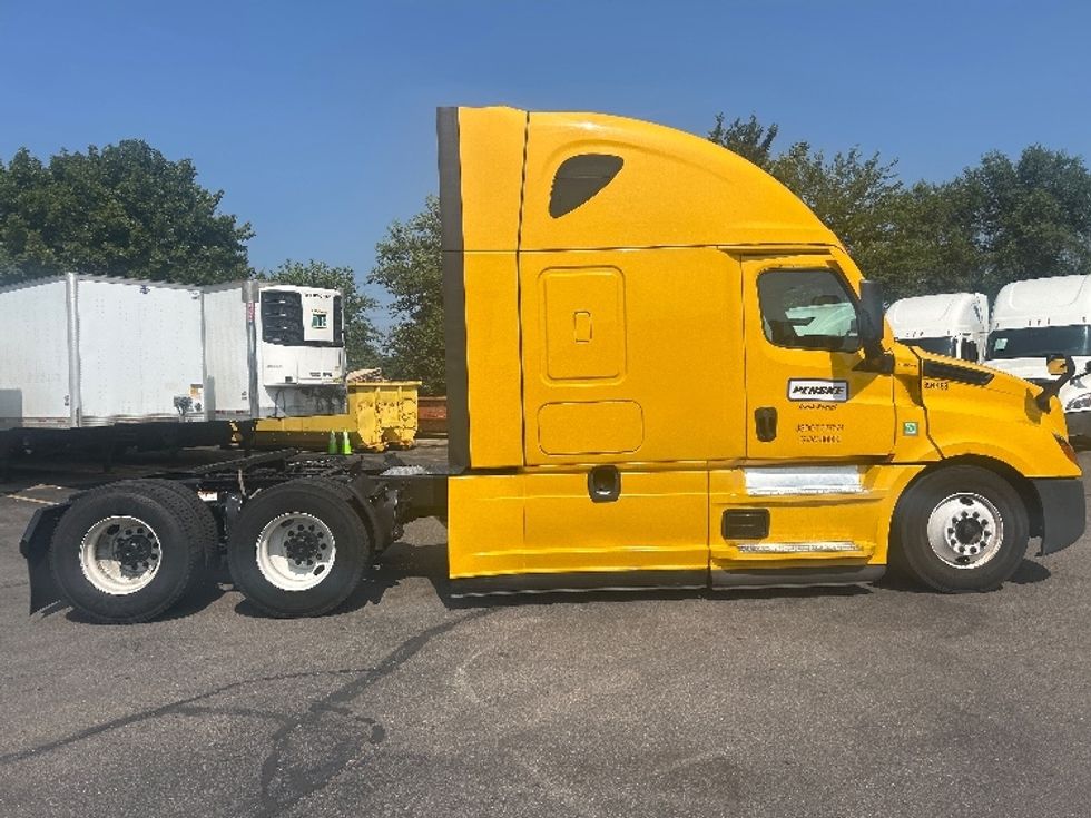 Sleeper Tractor-Heavy Duty Tractors-Freightliner-2022-T12664ST-Wixom-MI-474,966\n\t\tmiles-$ 74,250 - Image 8