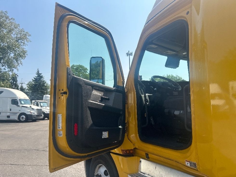Sleeper Tractor-Heavy Duty Tractors-Freightliner-2022-T12664ST-Wixom-MI-474,966\n\t\tmiles-$ 74,250 - Image 9